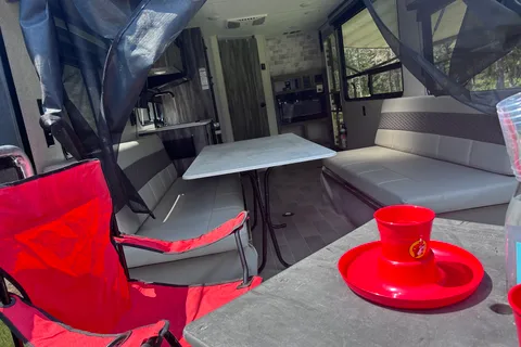 Roulotte Cargo Salem 260RT (2019) – Grand garage, terrasse & Foyer électrique