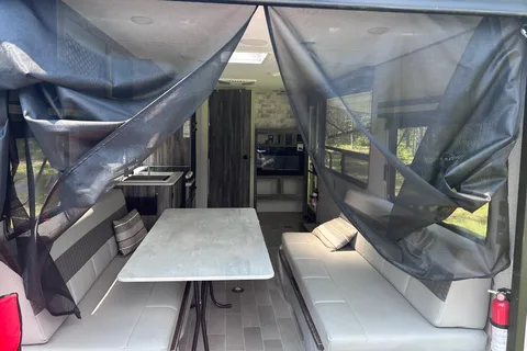 Roulotte Cargo Salem 260RT (2019) – Grand garage, terrasse & Foyer électrique