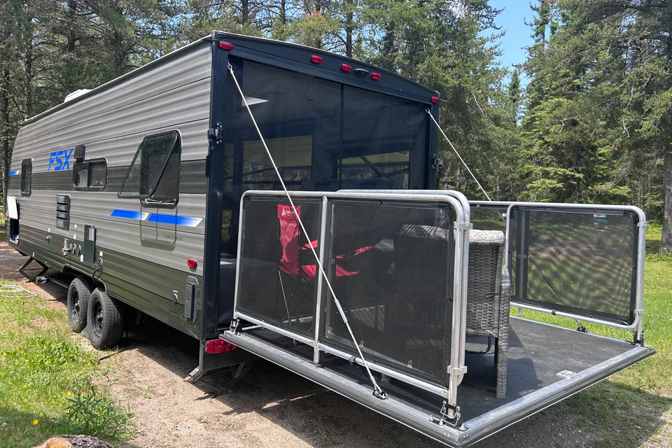 Roulotte Cargo Salem 260RT (2019) – Grand garage, terrasse & Foyer électrique