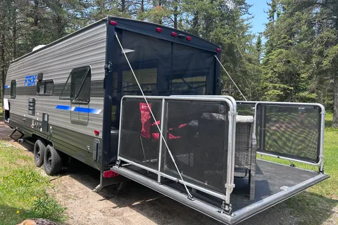Roulotte Cargo Salem 260RT (2019) – Grand garage, terrasse & Foyer électrique