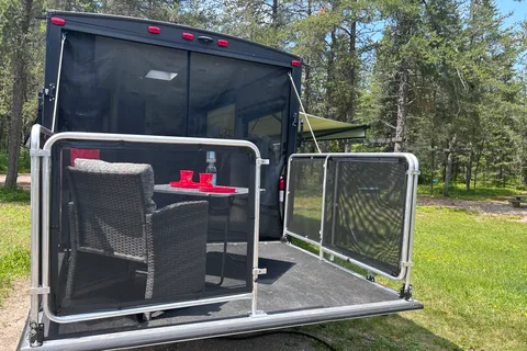 Roulotte Cargo Salem 260RT (2019) – Grand garage, terrasse & Foyer électrique
