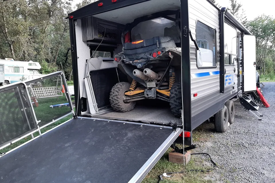 Roulotte Cargo Salem 260RT (2019) – Grand garage, terrasse & Foyer électrique