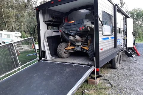 Roulotte Cargo Salem 260RT (2019) – Grand garage, terrasse & Foyer électrique