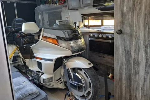 Roulotte Cargo Salem 260RT (2019) – Grand garage, terrasse & Foyer électrique