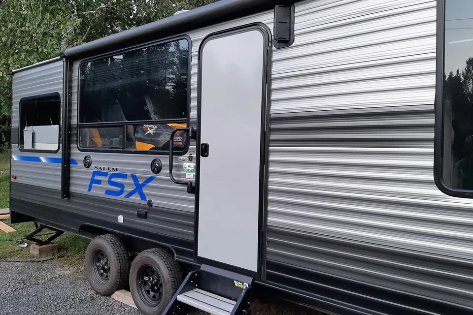 Roulotte Cargo Salem 260RT (2019) – Grand garage, terrasse & Foyer électrique