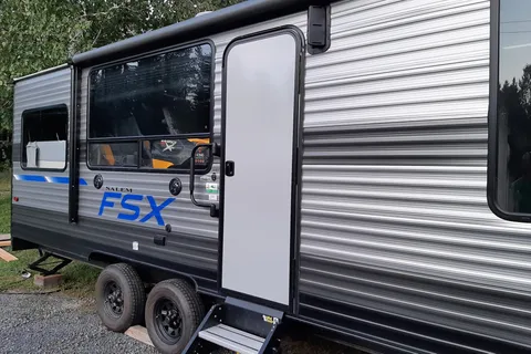 Roulotte Cargo Salem 260RT (2019) – Grand garage, terrasse & Foyer électrique