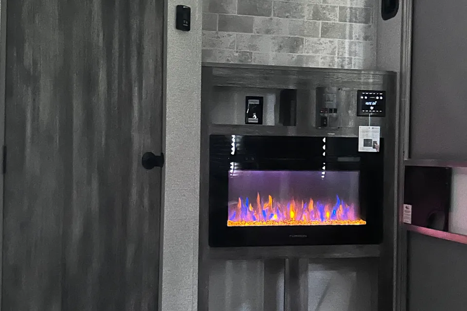 Roulotte Cargo Salem 260RT (2019) – Grand garage, terrasse & Foyer électrique