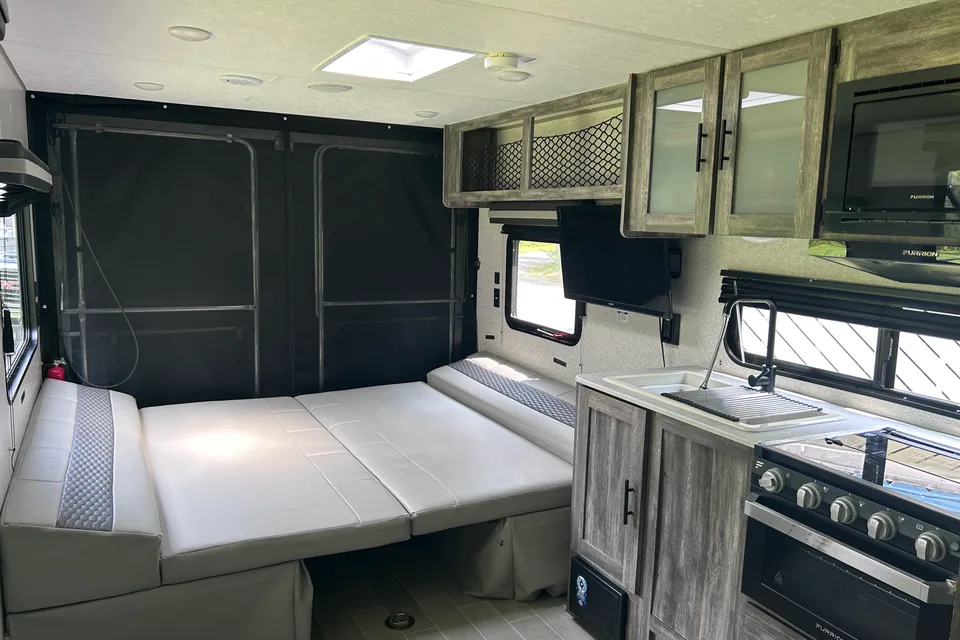 Roulotte Cargo Salem 260RT (2019) – Grand garage, terrasse & Foyer électrique