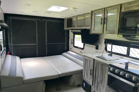 Roulotte Cargo Salem 260RT (2019) – Grand garage, terrasse & Foyer électrique