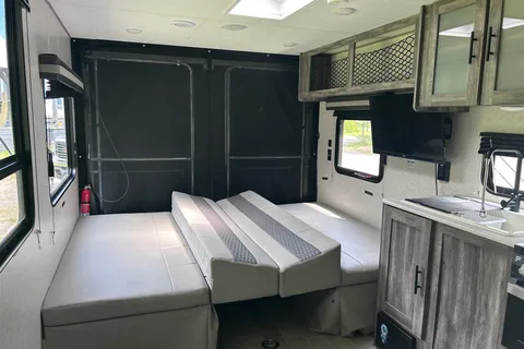 Roulotte Cargo Salem 260RT (2019) – Grand garage, terrasse & Foyer électrique