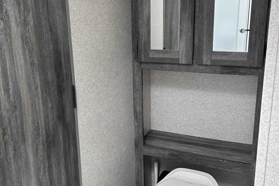 Roulotte Cargo Salem 260RT (2019) – Grand garage, terrasse & Foyer électrique