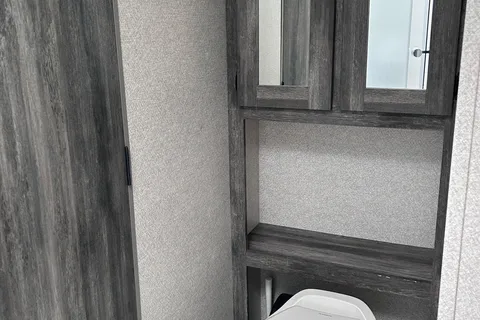 Roulotte Cargo Salem 260RT (2019) – Grand garage, terrasse & Foyer électrique