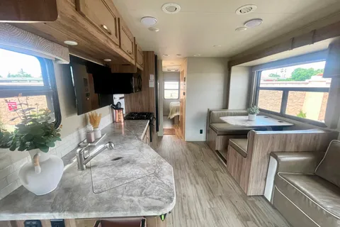 Entegra Coach Vision 31V- sleeps 8, private master bedroom