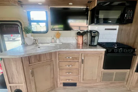 Entegra Coach Vision 31V- sleeps 8, private master bedroom