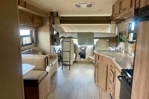 Entegra Coach Vision 31V- sleeps 8, private master bedroom
