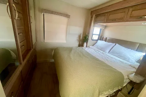 Entegra Coach Vision 31V- sleeps 8, private master bedroom