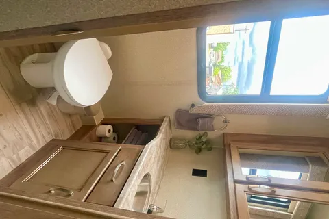 Entegra Coach Vision 31V- sleeps 8, private master bedroom