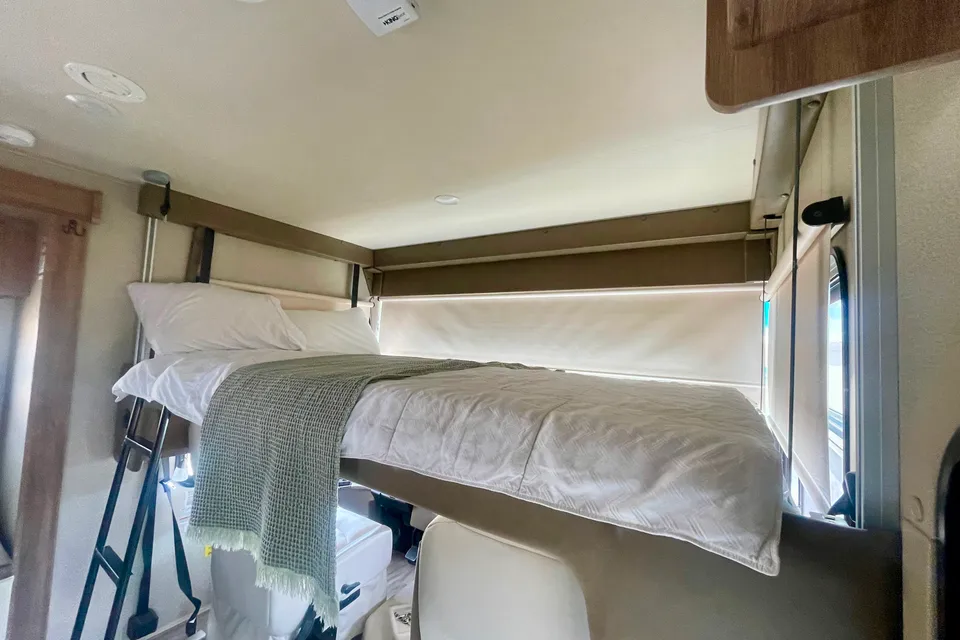 Entegra Coach Vision 31V- sleeps 8, private master bedroom