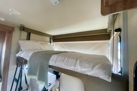 Entegra Coach Vision 31V- sleeps 8, private master bedroom