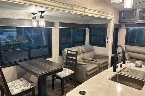 Ultimate luxury family camper !Jayco Eagle 321RSTS Fifth Wheel