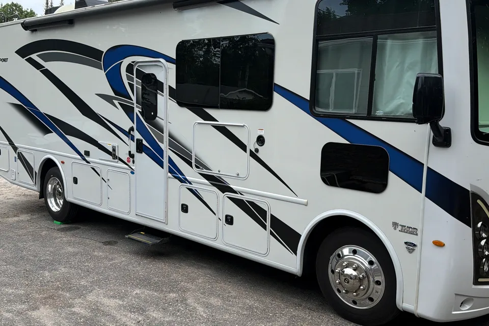 Richard's Thor Motor Coach Windsport Class A