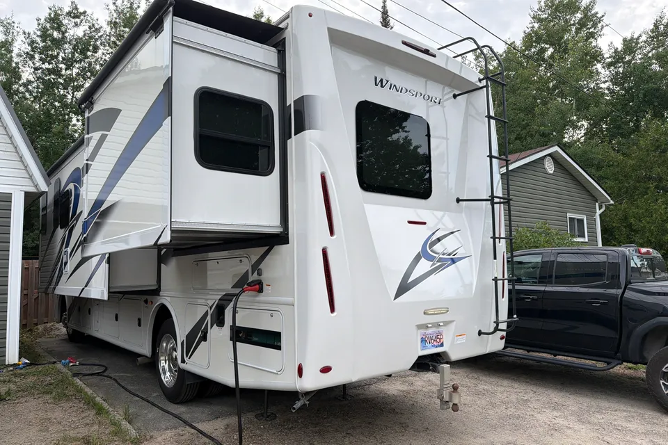 Richard's Thor Motor Coach Windsport Class A