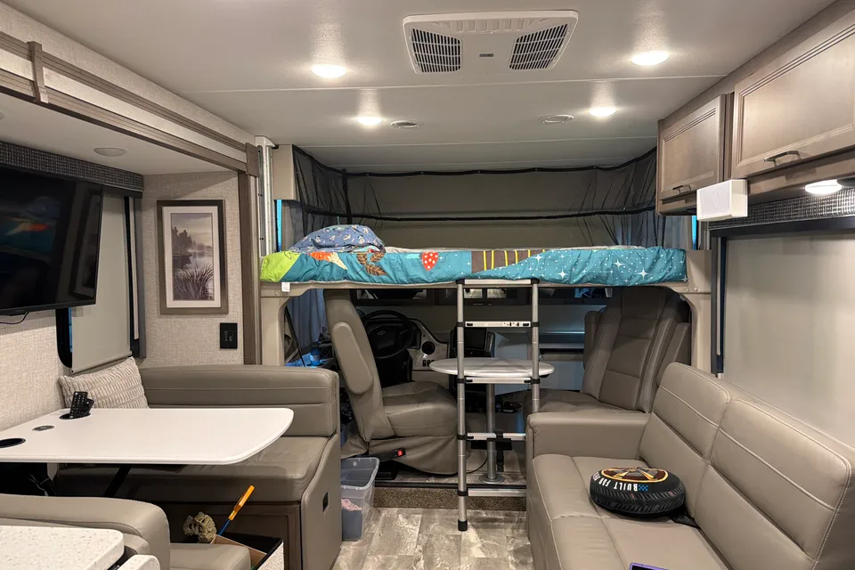Richard's Thor Motor Coach Windsport Class A