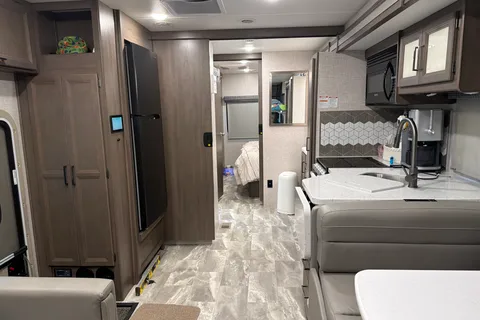 Dube’s Thor Motor Coach Windsport Class A