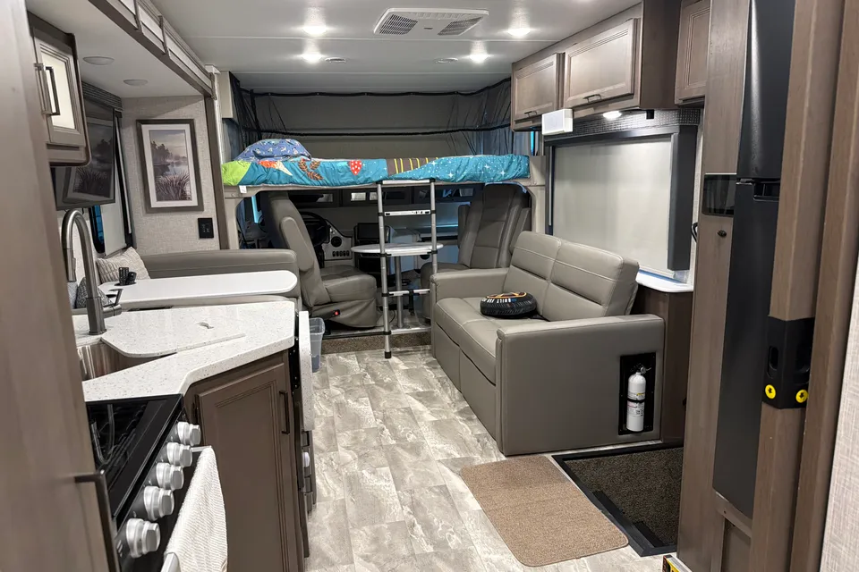 Richard's Thor Motor Coach Windsport Class A
