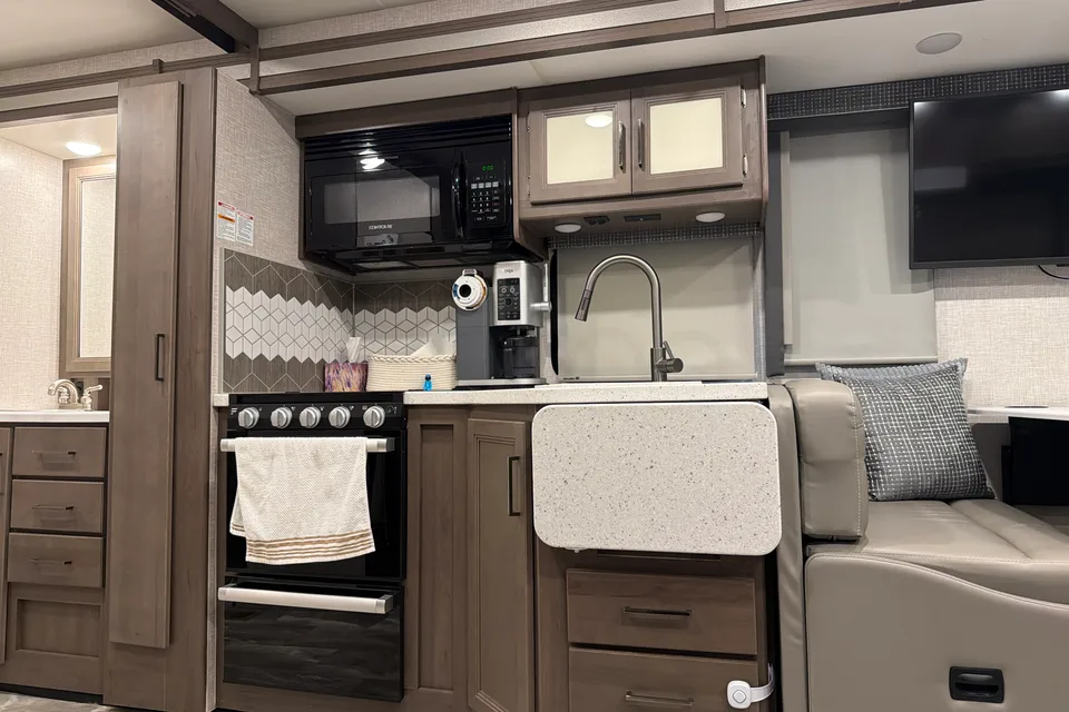 Richard's Thor Motor Coach Windsport Class A