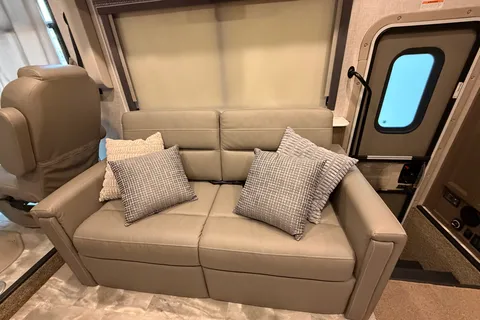 Dube’s Thor Motor Coach Windsport Class A