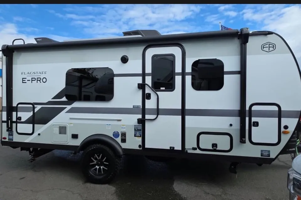 zeus's Forest River FOREST RIVER FLAGSTAFF E-PRO 19FD Travel Trailer