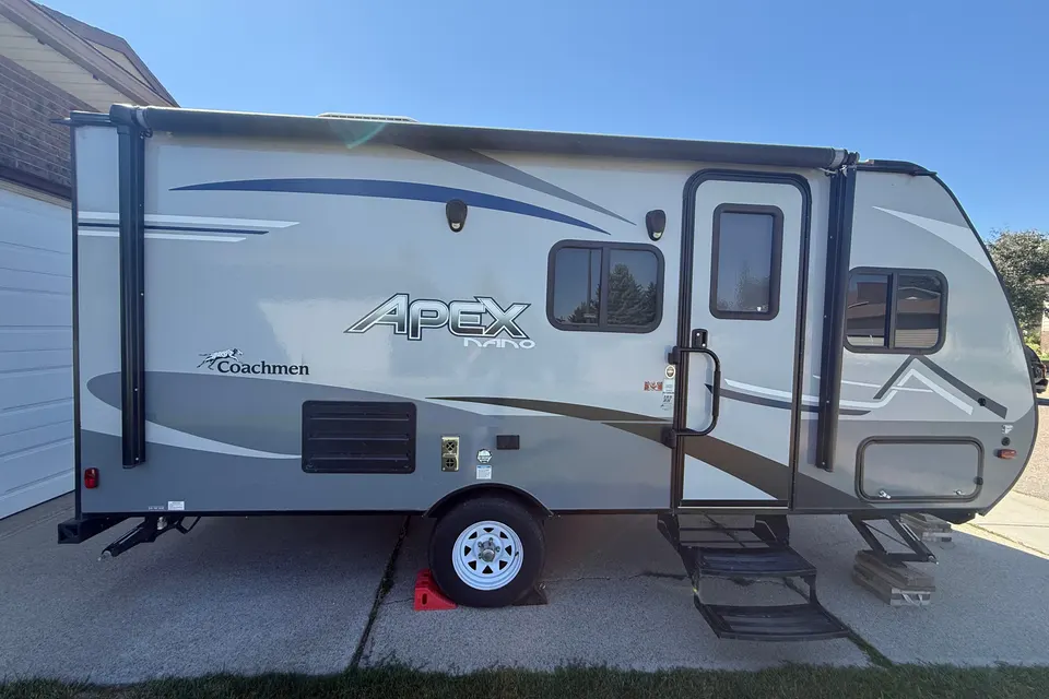 Van's Coachmen Apex Nano 185 BH Travel Trailer