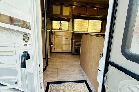 ‘Beddy White’ Thor Coleman 30CM Class C - Sleeps 8