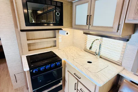 ‘Beddy White’ Thor Coleman 30CM Class C - Sleeps 8