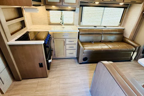 ‘Beddy White’ Thor Coleman 30CM Class C - Sleeps 8
