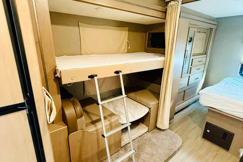 ‘Beddy White’ Thor Coleman 30CM Class C - Sleeps 8