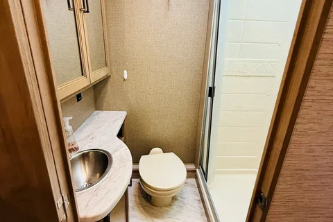 ‘Beddy White’ Thor Coleman 30CM Class C - Sleeps 8