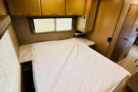 ‘Beddy White’ Thor Coleman 30CM Class C - Sleeps 8