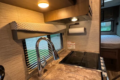 John's 2021 Thor Motor Coach Four Winds 22E