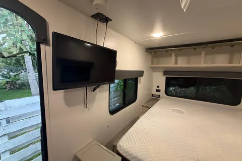 Cozy Couple’s Camper | Winnebago Hike 100 | Pet Friendly + Easy Tow