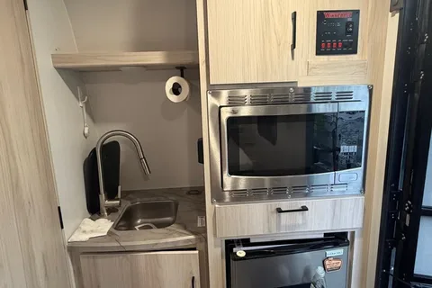 Cozy Couple’s Camper | Winnebago Hike 100 | Pet Friendly + Easy Tow