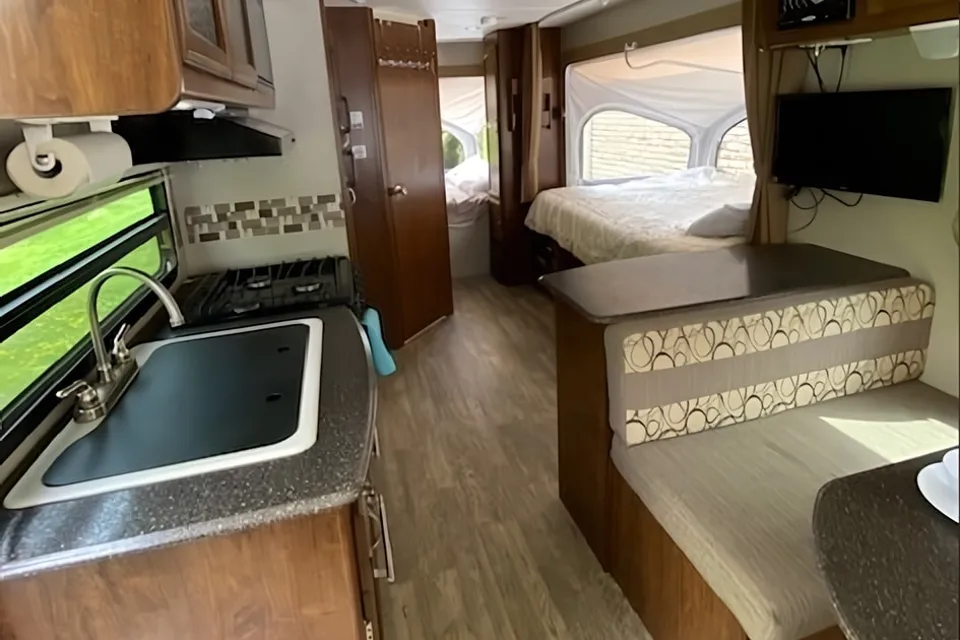 Coachmen Freedom Express Hybrid 21TQX