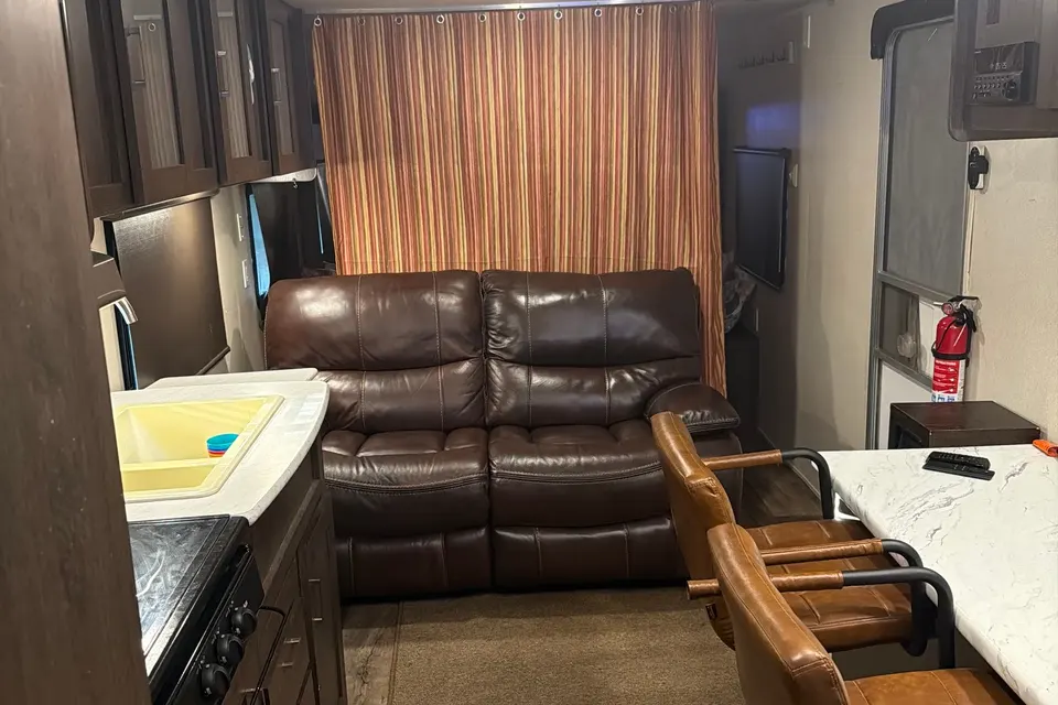 PLUSH & ROOMY 26' RV FOR TWO!(Can Sleep 3)
