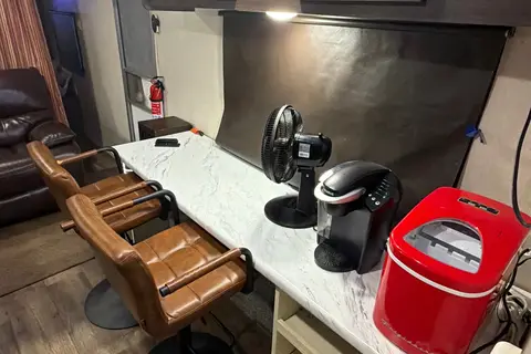 PLUSH & ROOMY 26' RV FOR TWO!(Can Sleep 3)