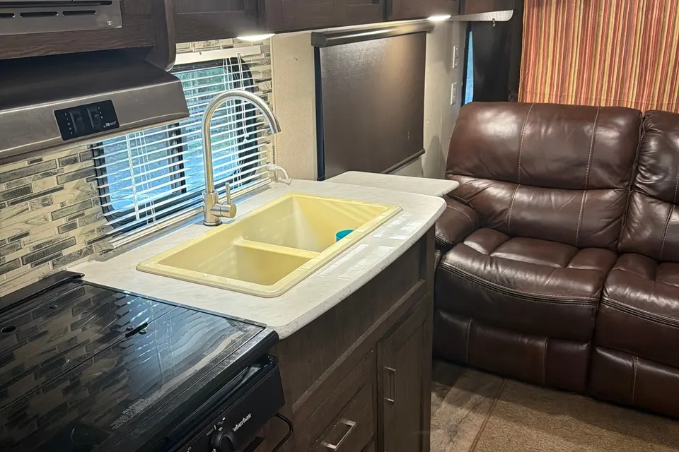 PLUSH & ROOMY 26' RV FOR TWO!(Can Sleep 3)