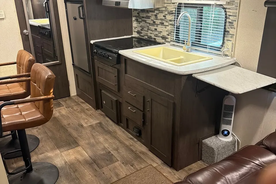 PLUSH & ROOMY 26' RV FOR TWO!(Can Sleep 3)