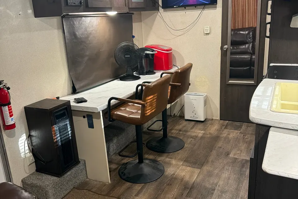 PLUSH & ROOMY 26' RV FOR TWO!(Can Sleep 3)