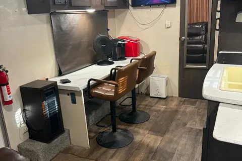 PLUSH & ROOMY 26' RV FOR TWO!(Can Sleep 3)