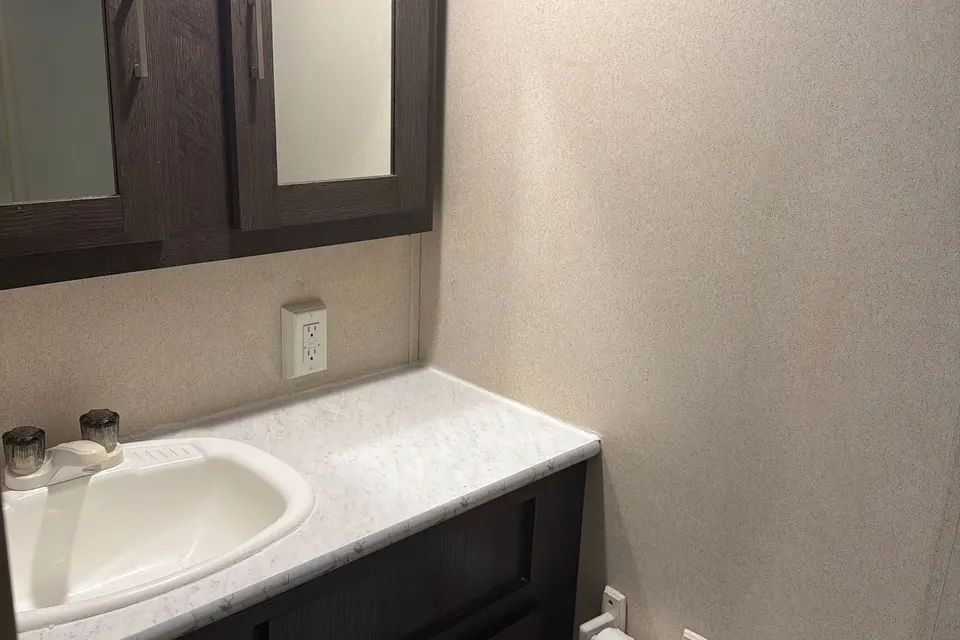 PLUSH & ROOMY 26' RV FOR TWO!(Can Sleep 3)